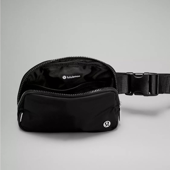 HP 2/19 NWT Lululemon Everywhere Black Belt Bag 1L - Picture 2 of 10